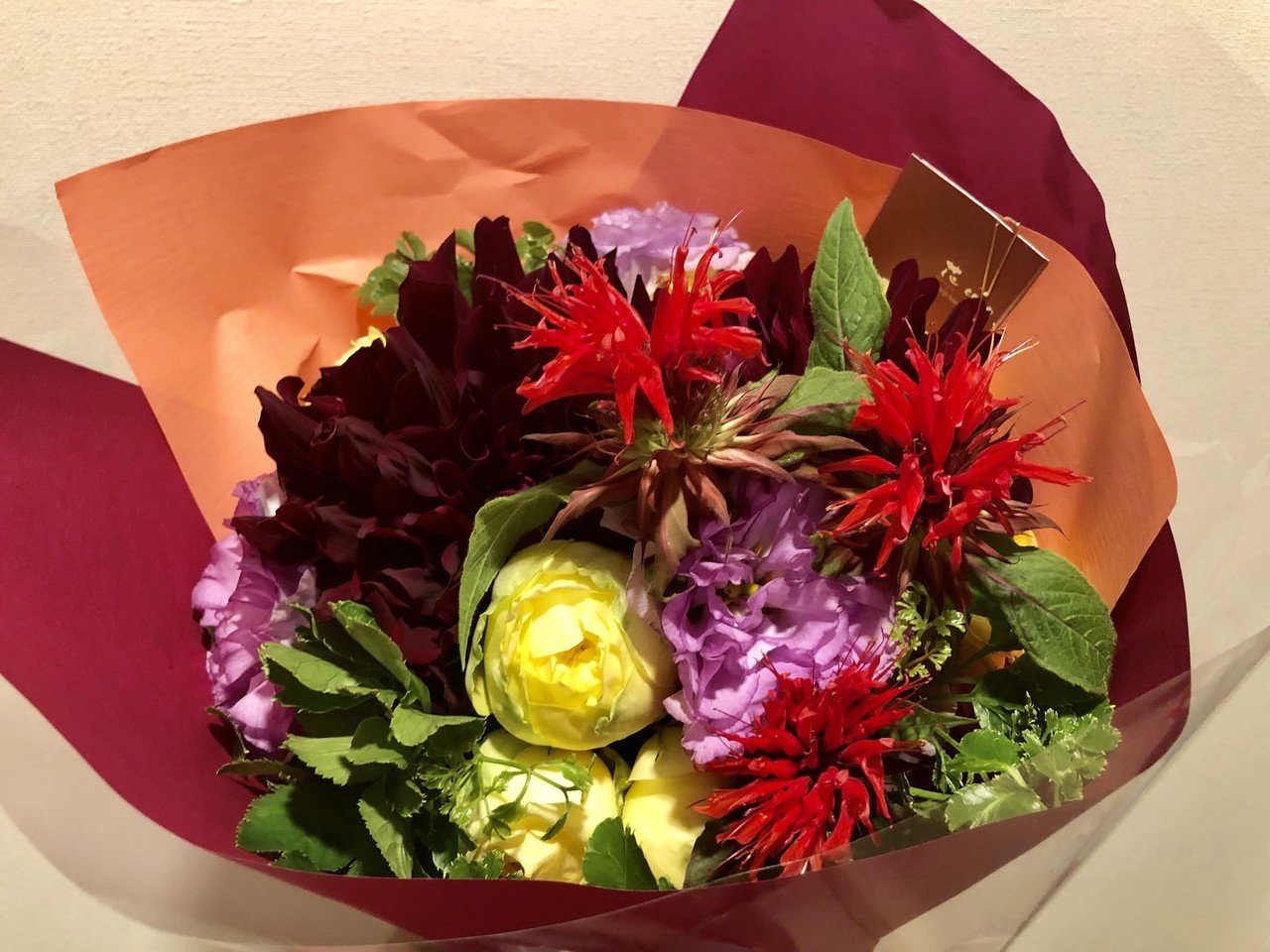今日は妻の誕生日 サプライズでお友達たちがお花とメッセージを持ってきてくれた 妻が喜んでるのをみると 僕も嬉しい 素敵な仲間たちに感謝 これからは誰か 誕生日だったらなにかお祝いしてあげよう うん そうし Mume Note