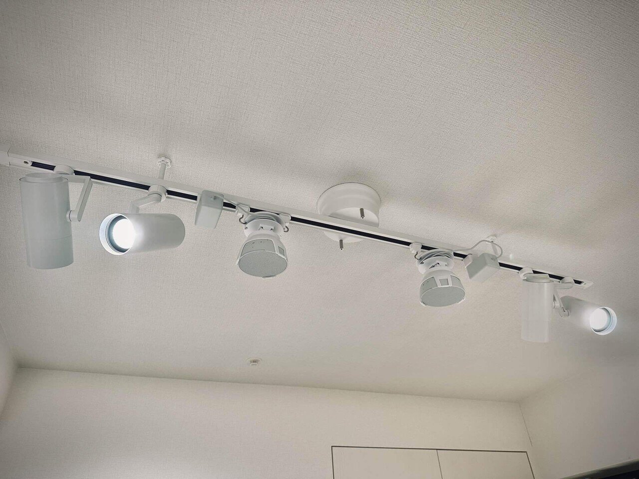 スポットライト 5灯 天井取り付け　オリジナル 賃貸の天井にグレアレスなスポットライトを設置する｜suwa-sh / 諏訪真一