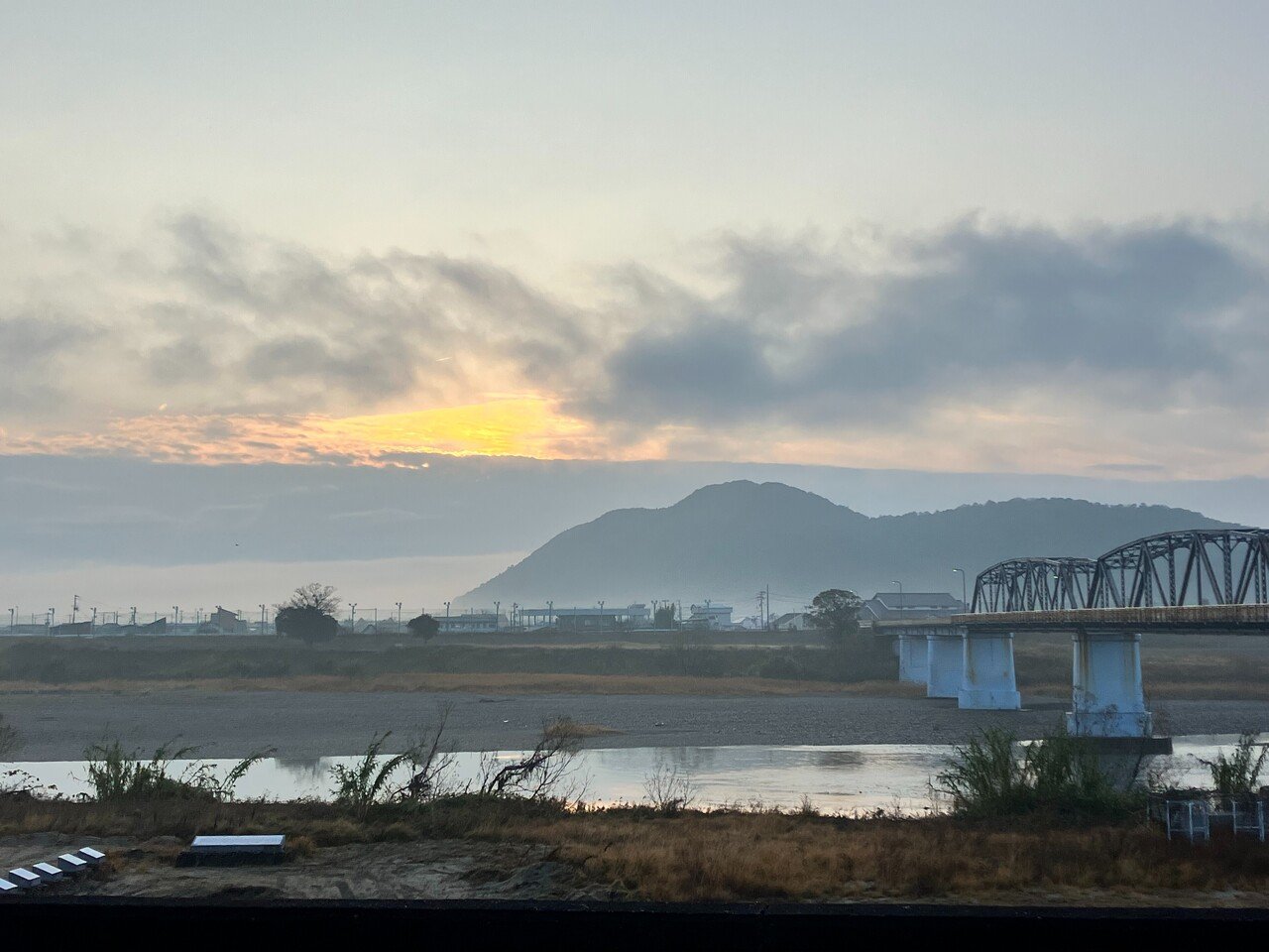 早朝の山と川