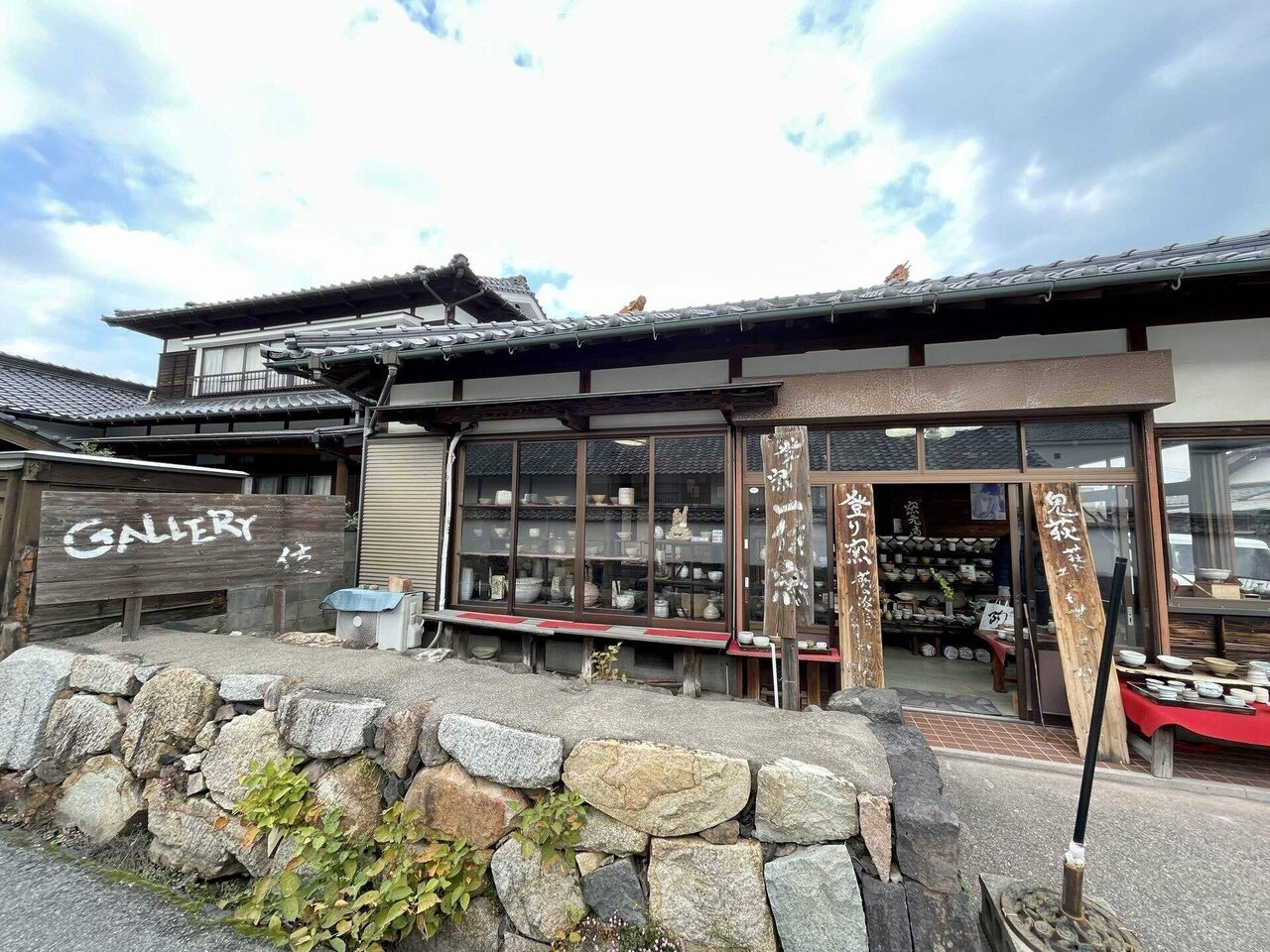 究極の古美術◼️蔵から見事な釉薬が割れたかなり高そうな雰囲気の萩焼が出て来ました。 究極の古美術◼️蔵から見事な釉薬が割れたかなり高そうな雰囲気