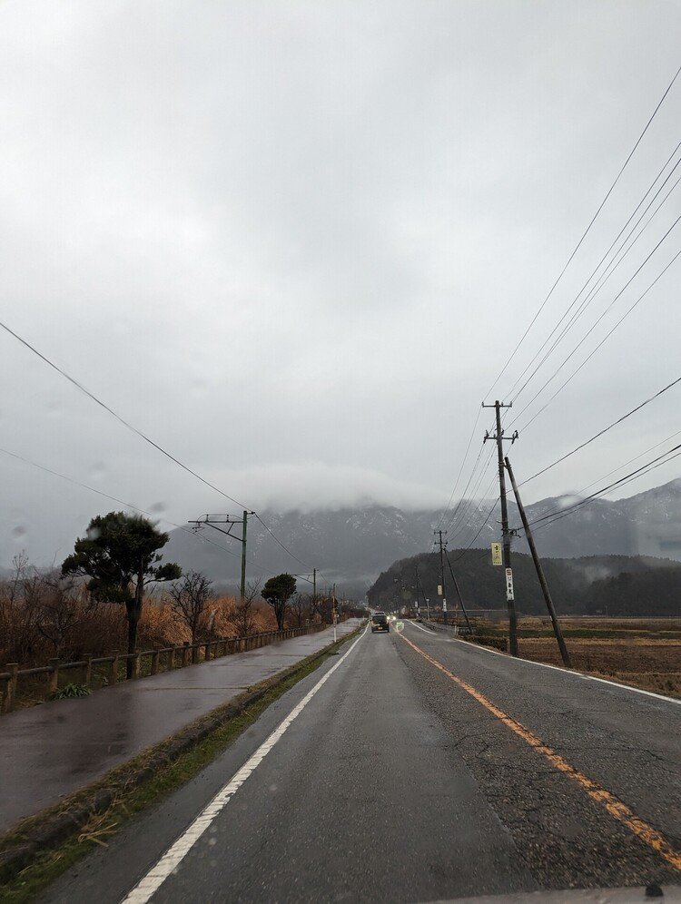 雨降りの中。弥彦山には低い雲が立ち込めている。