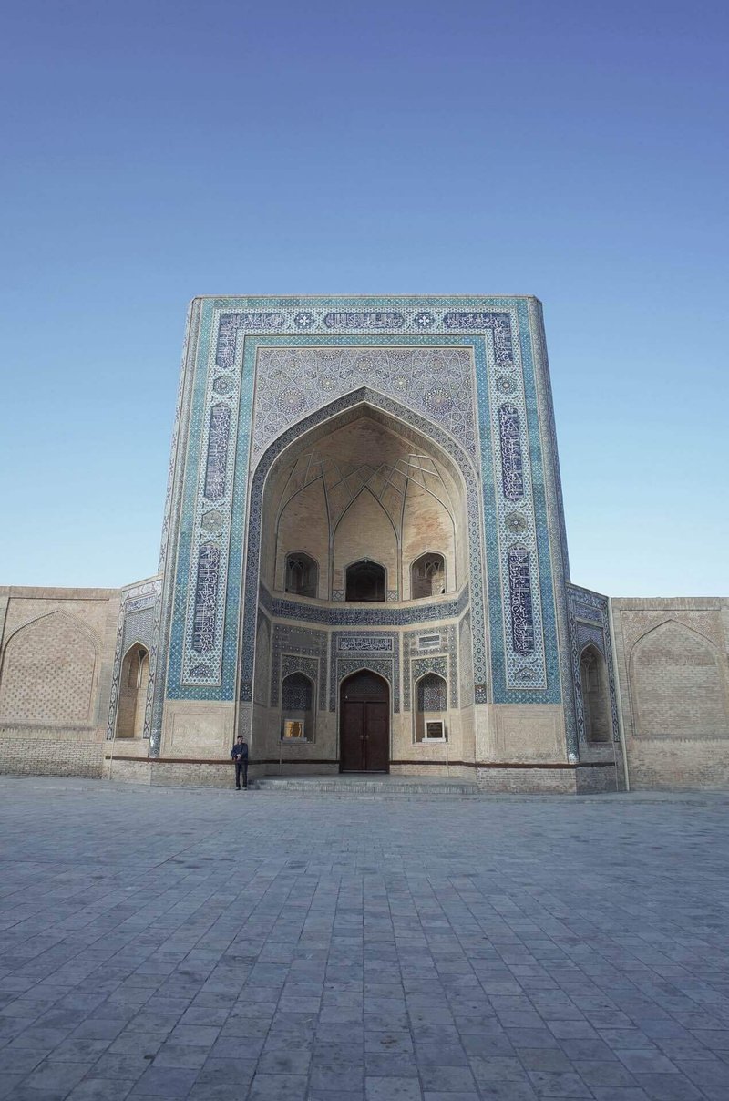 青空を背景にそびえたつモスクの入り口