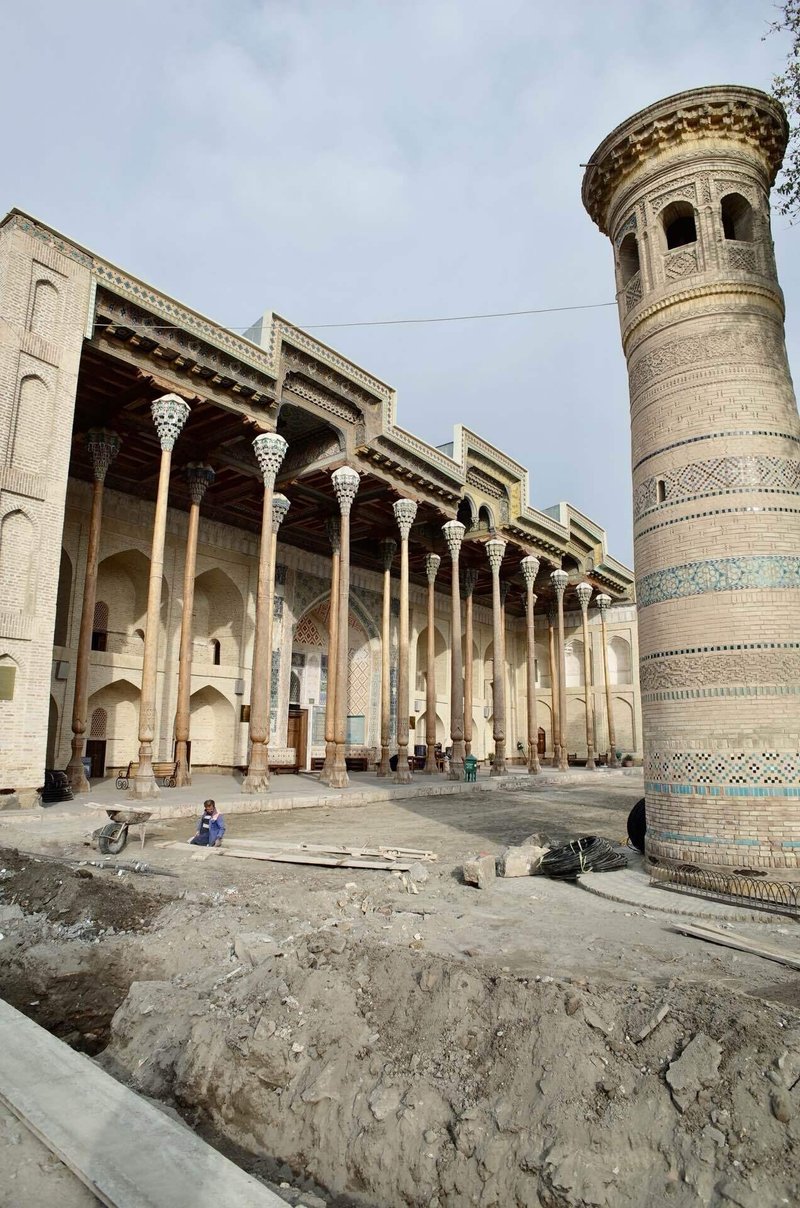 モスクの全景。モスクの手前では地面を掘り大掛かりな工事がされている