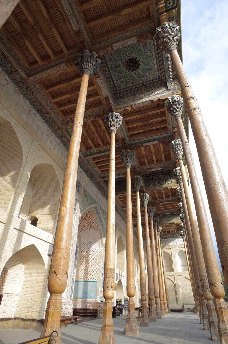 モスクの柱と天井