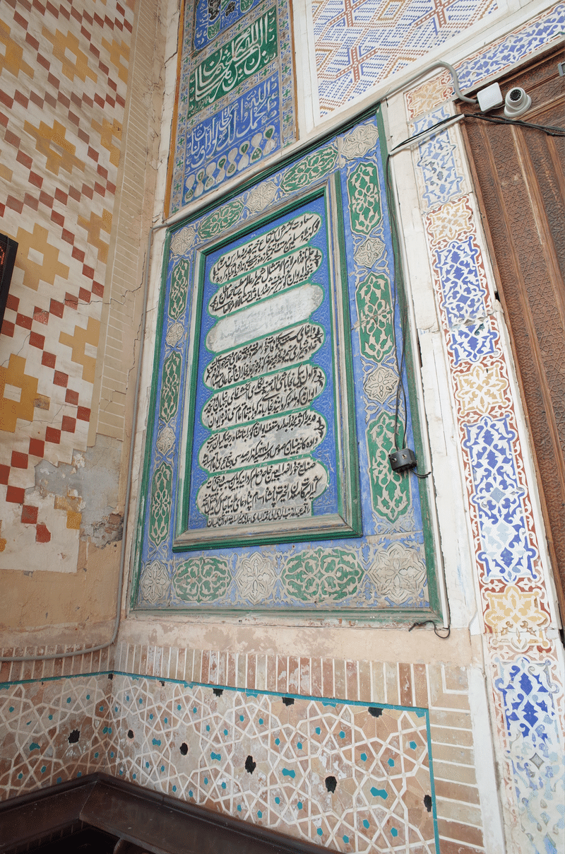 モスクの入り口横に飾られたタイル。タイルにはアラビア語らしき文字が書かれている