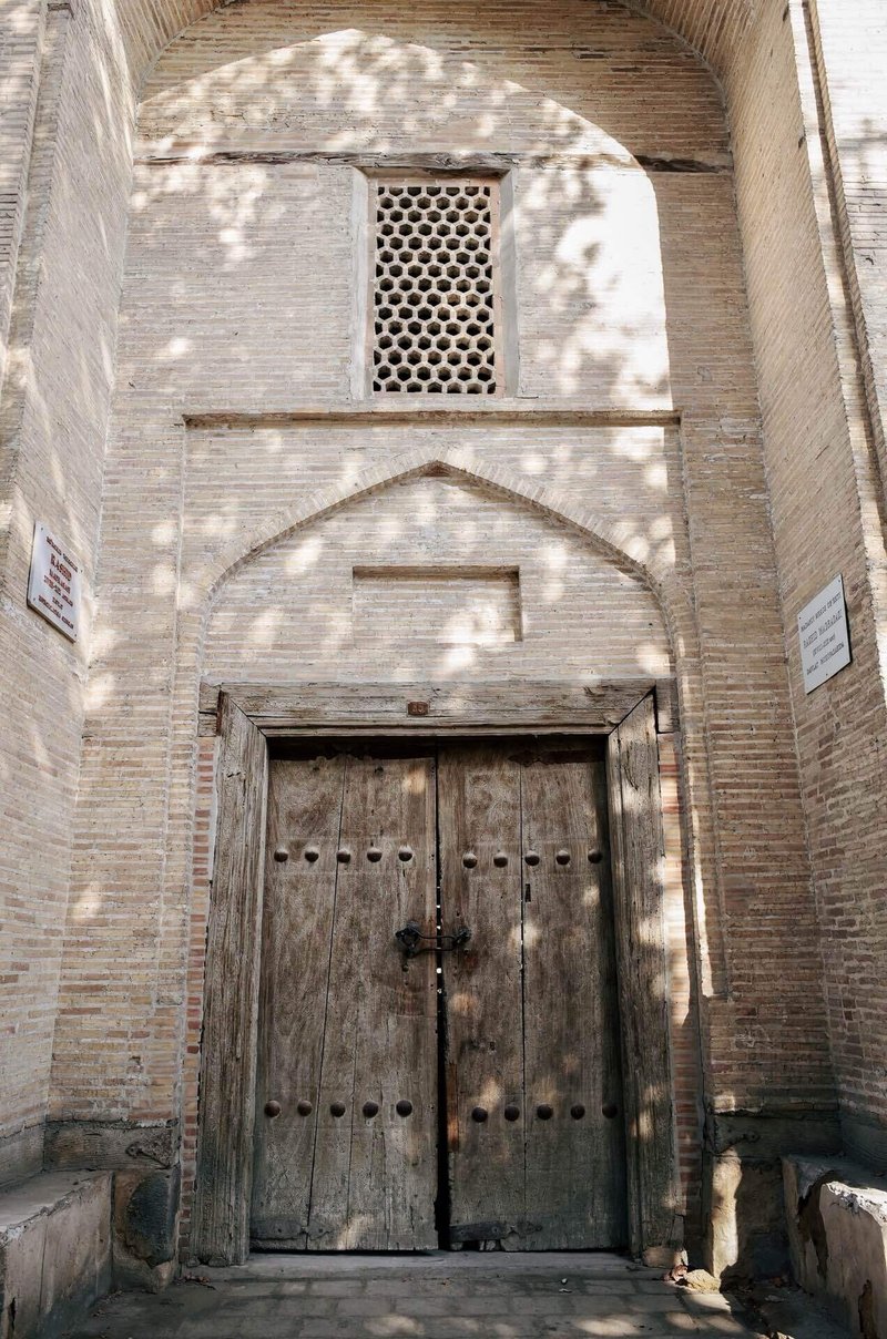 木漏れ日に照らされたモスクの入り口
