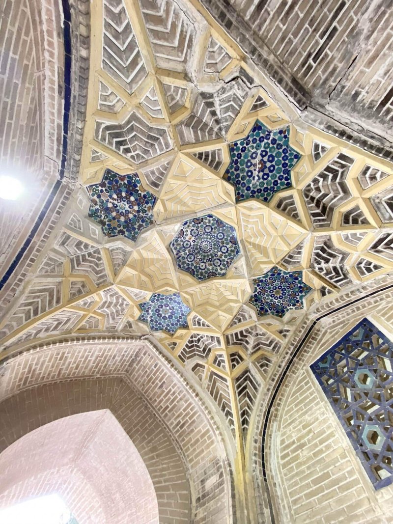 タイルで飾られたメドレセの天井
