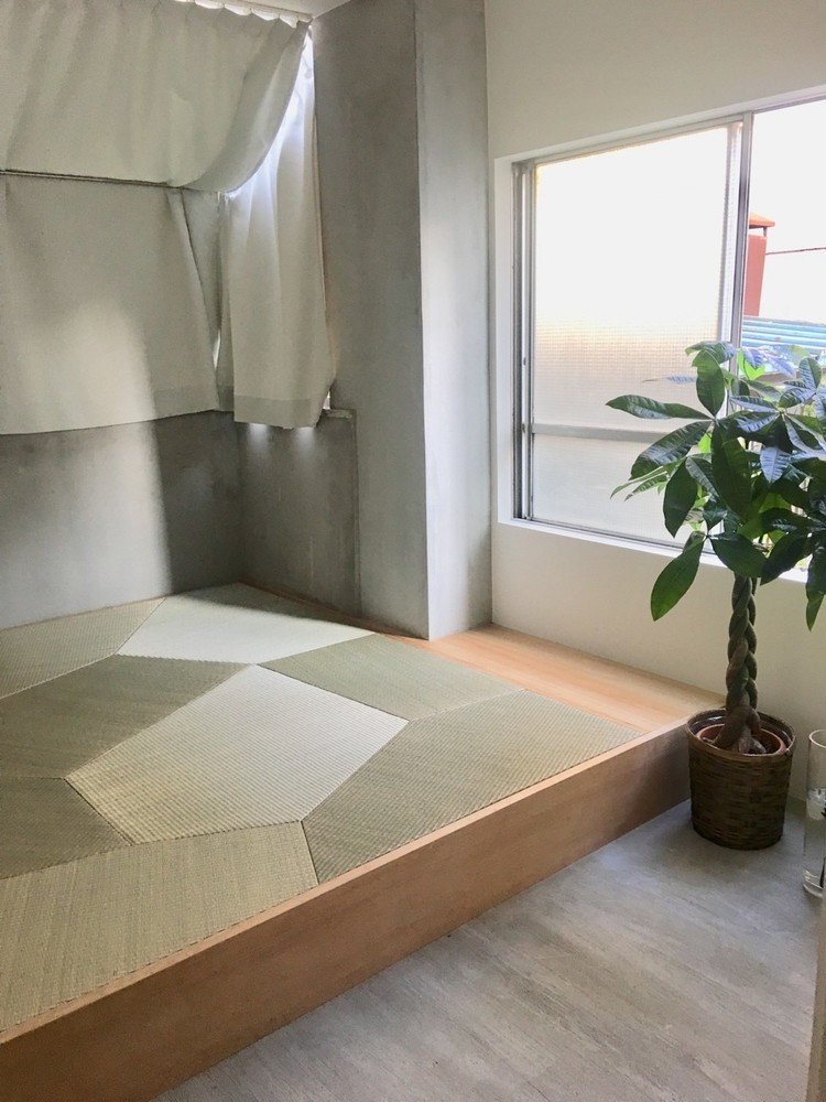 ヴォノロイ畳というデザイン畳を敷いた個室です。メッカの方向も示してあり、
祈祷室にもなります。