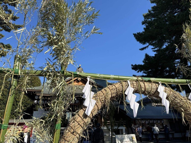 私の地域の氏神様である沼袋氷川神社に詣でる。茅の輪をくぐる。