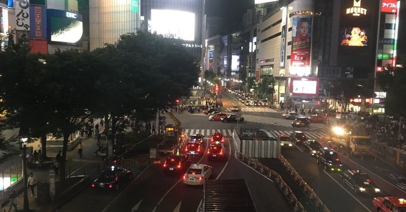 慣れないネオン街渋谷を遠目で。