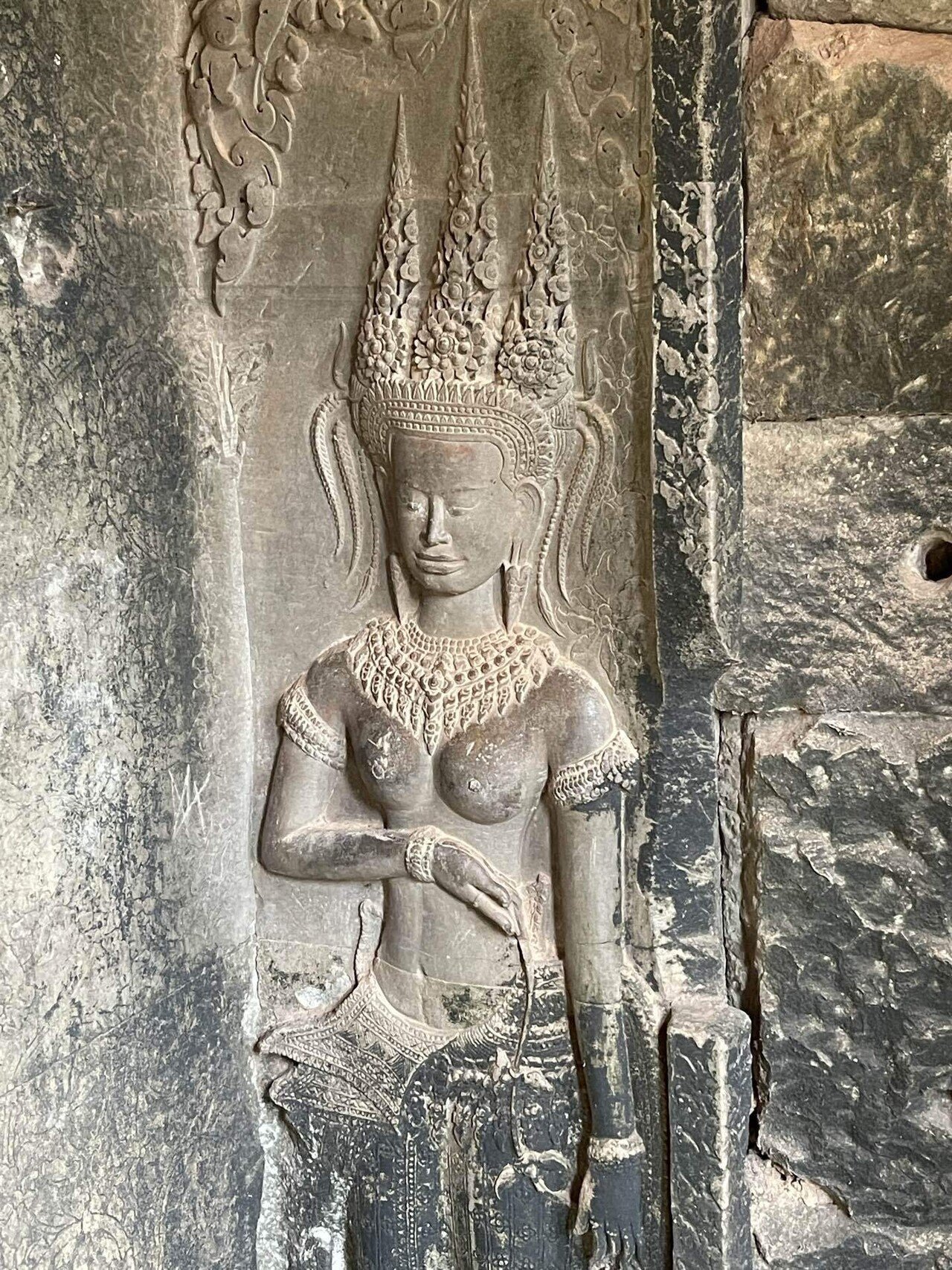 アンコールワットの第三回廊の魅力的な女神像です