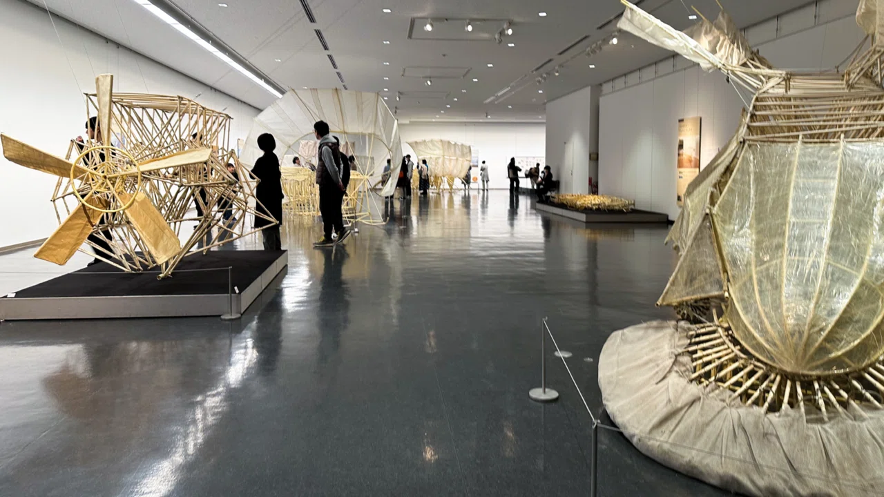 或る世界に生きる生物「ストランドビースト」：テオ・ヤンセン展｜倉嶋