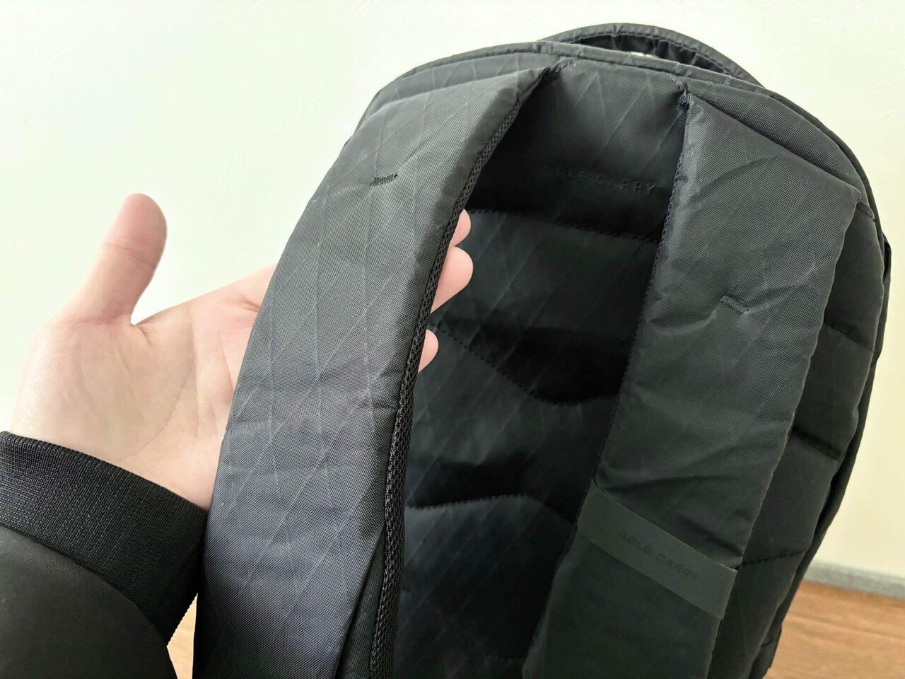 現代社会に合うミニマルなバックパック、ABLE CARRY Thirteen 現代社会に合うミニマルなバックパック、ABLE CARRY Thirteen