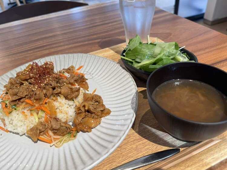 本日は事務所から80歩のところにある 筑土テラス さんにて、ランチ（プルコギ丼）に珈琲を付けて頂きました。ランチも珈琲もコスパ高いし、綺麗で雰囲気はいい。これなら毎日来ます❗️ミーティングやセカンドオフィス使いにもいいかな😄#神楽坂ランチ