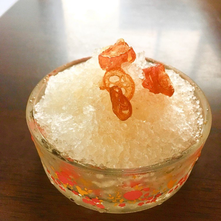 金柑カキ氷 :金柑ピールを作った時に出たシロップと金柑ピールは飴のようにカリカリです。