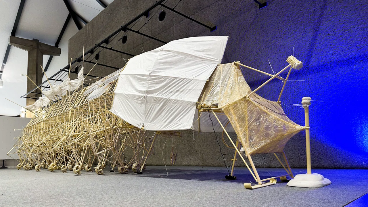 或る世界に生きる生物「ストランドビースト」：テオ・ヤンセン展｜倉嶋