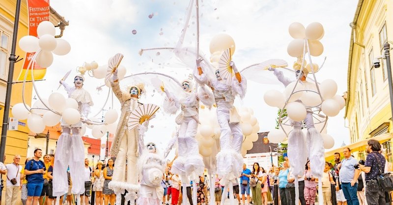 地元の人に愛される「シビウ国際演劇祭」の魔法は、他の街でも効きますか？