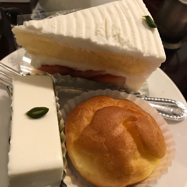 念願のしろたえのレアチーズケーキ様じゃあああ！！！（左下）