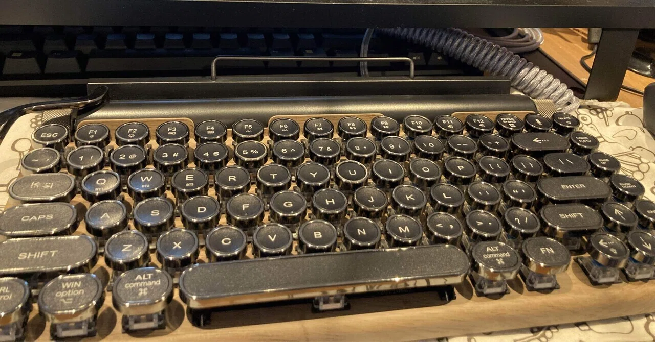 タイプライター風キーボードで仕事してみたら｜あめいろっぱ