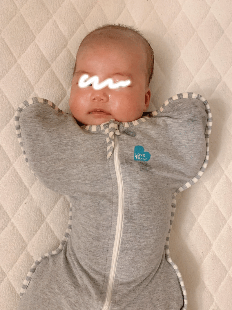 スワドルを着る赤ちゃんの画像