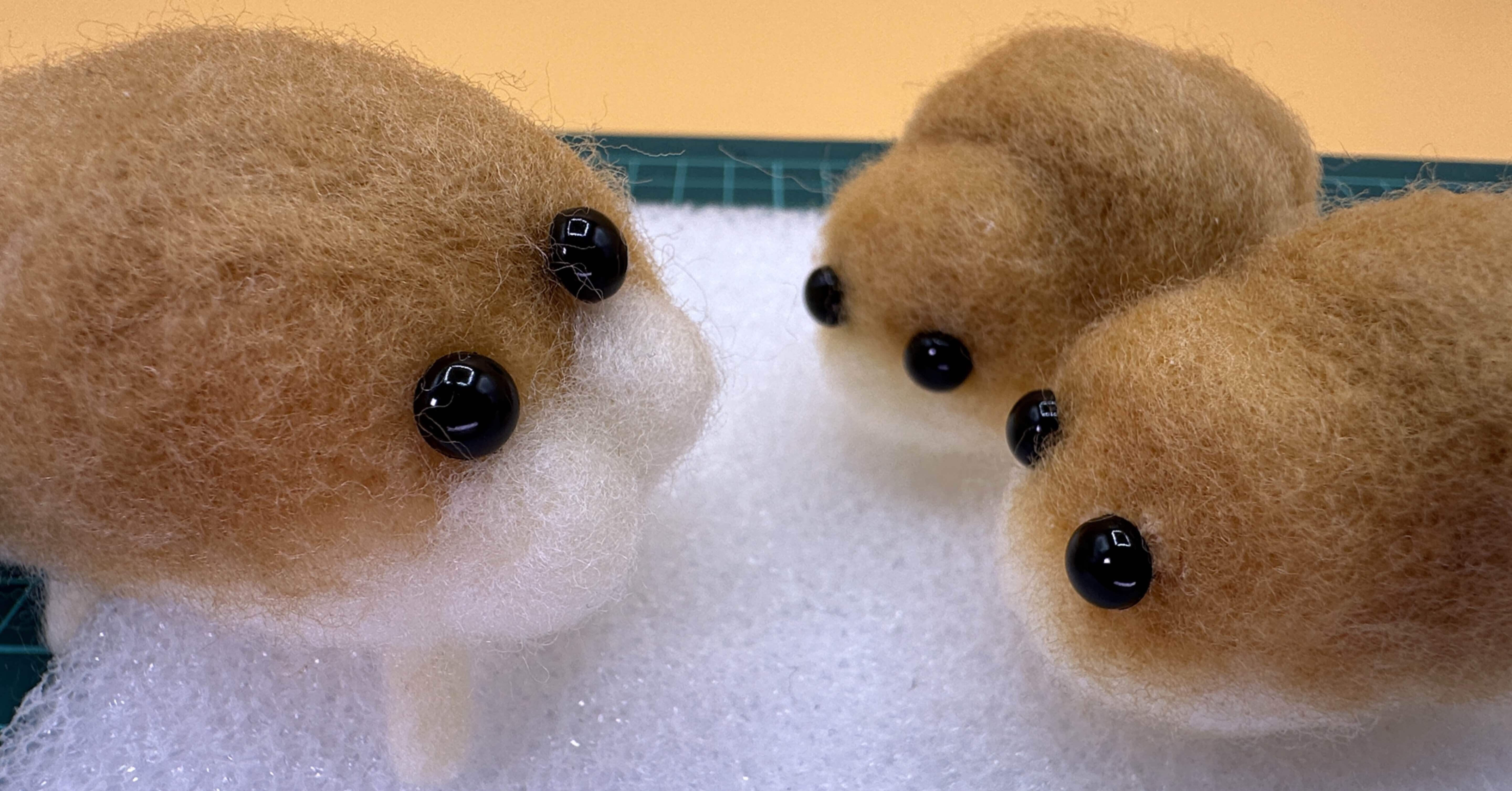 羊毛フェルトに挑戦！第8弾「ロールパンの妖精」その3 ～目入れ+