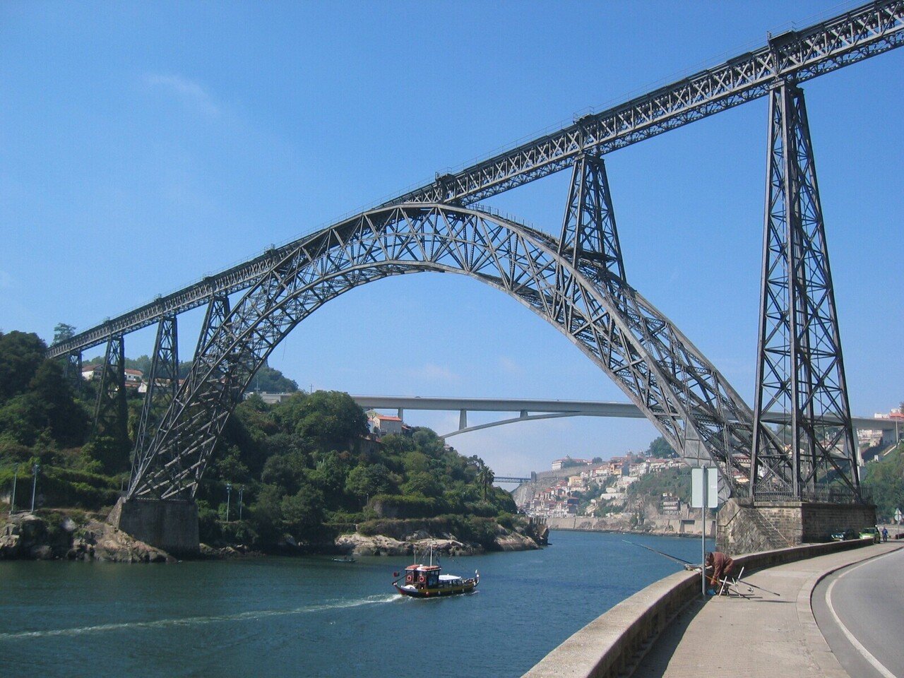 ポルトガル第二の都市ポルトのドウロ川に架かるドナ・マリア・ピア橋(Ponte Maria Pia)は流麗な橋でした。パリのエッフェル塔を設計し