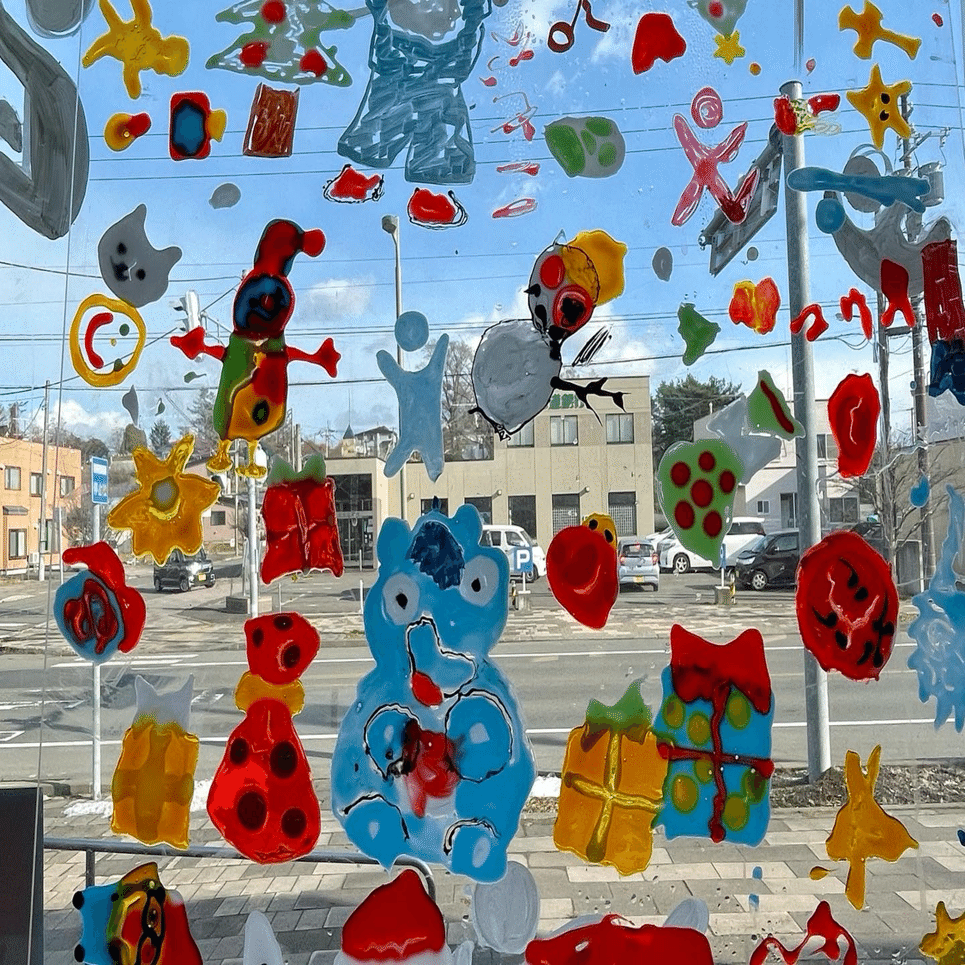 北海道で窓ガラスアートやってきた話｜たわらひろこ/イラスト