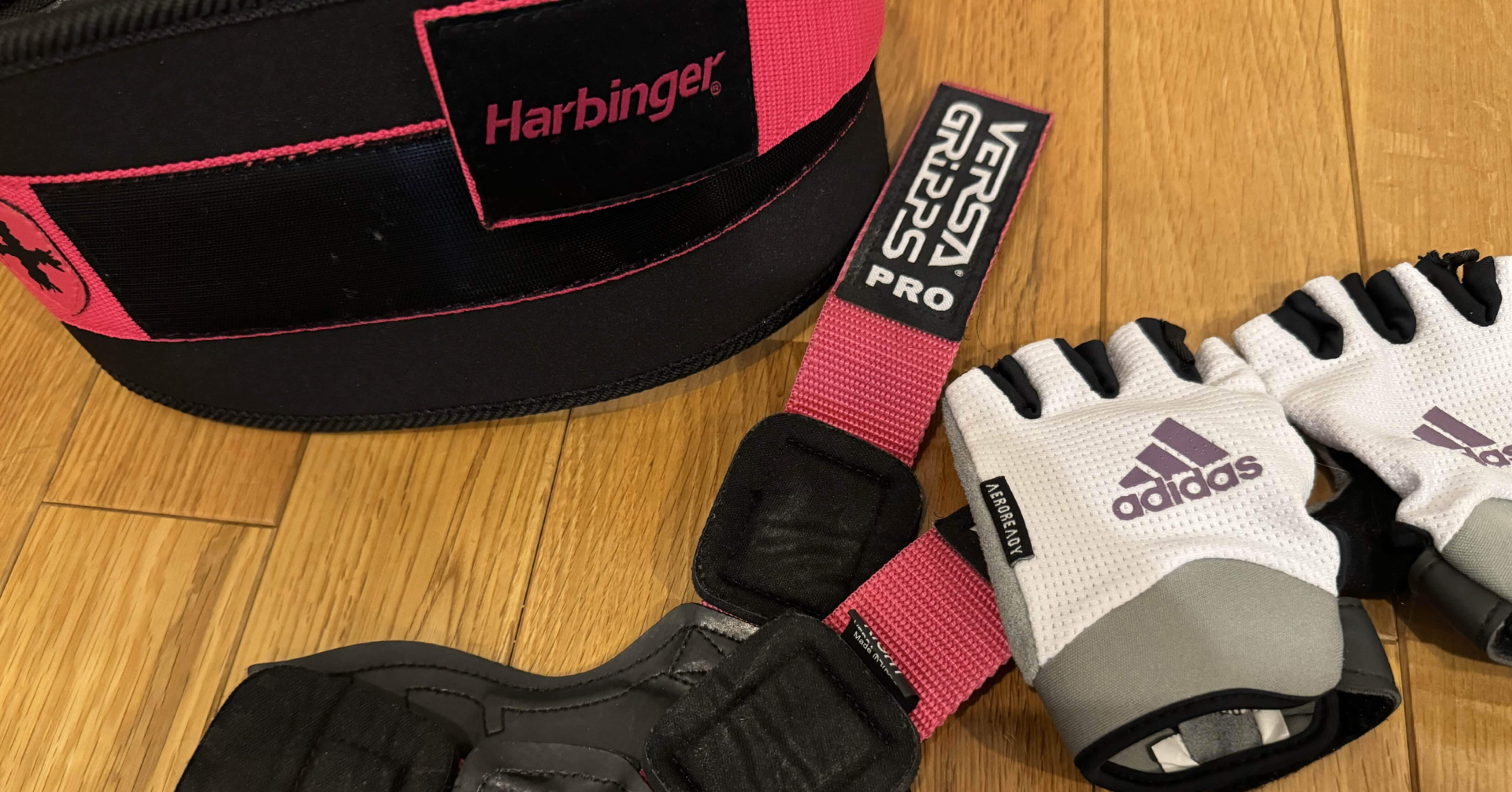 筋トレギア 筋トレ歴10ヶ月の私が使っているトレーニングギアを紹介します｜OMU