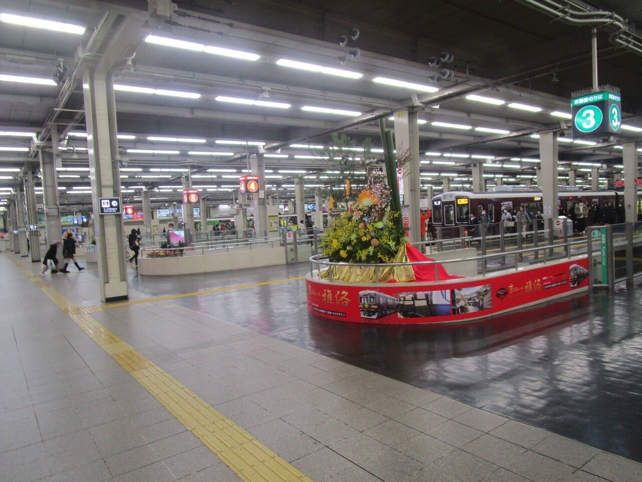 阪急大阪梅田駅ホームは流石に大きいですね。こんな大きい私鉄ターミナルは首都圏ですらなく大阪梅田駅以外では南海電鉄難波駅も大きさは近いですね