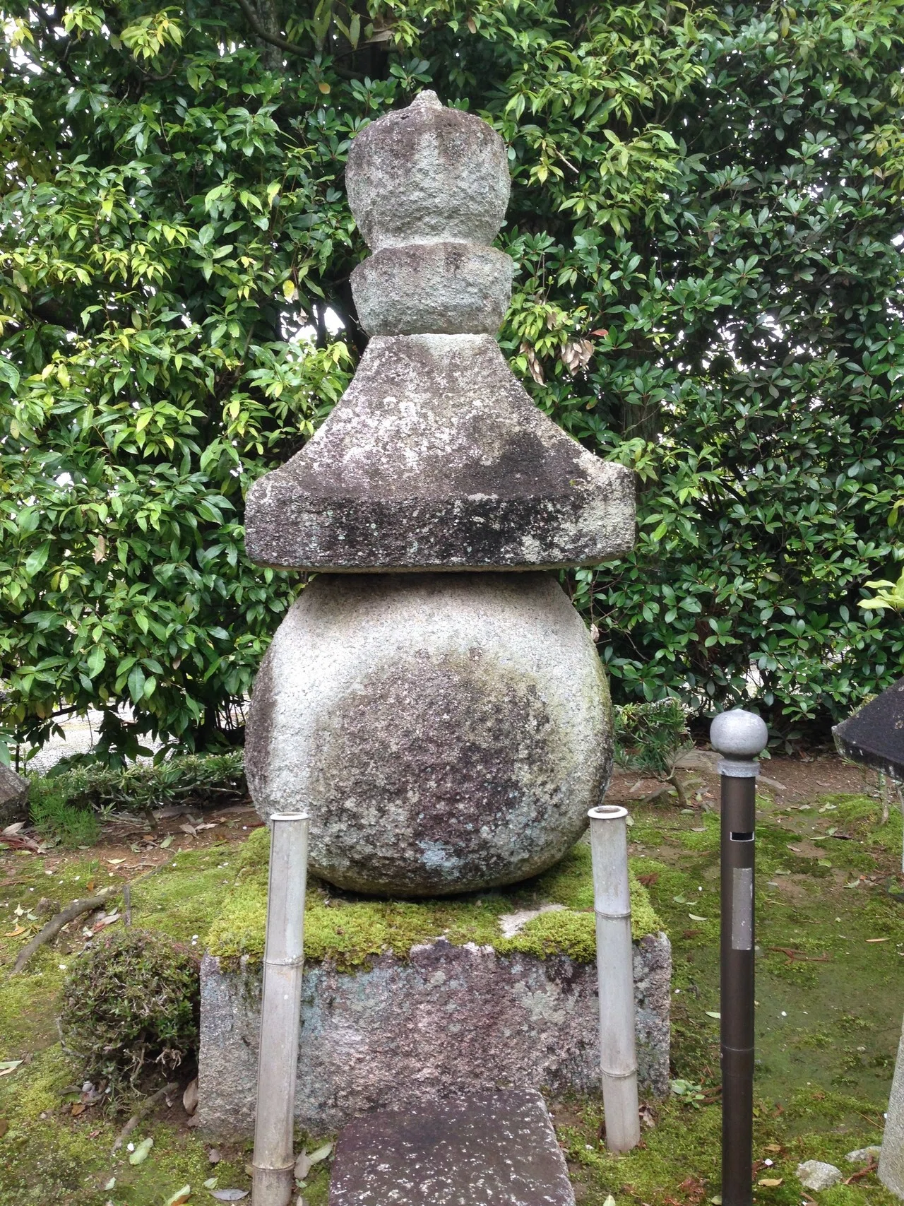 滋賀県内の石造物⑪：安楽寺五輪塔（伝・足利尊氏爪墓）｜綾