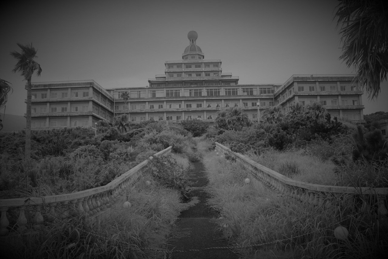 日本三大廃墟 流刑の島の巨大廃墟ホテル 伊豆諸島 八丈島 八丈オリエンタルリゾート を眺める 逢阪 Note 日本三大廃墟 流刑の島の巨大廃墟ホテル 伊豆諸島 八丈島 八丈オリエンタルリゾート を眺める 逢阪 Note