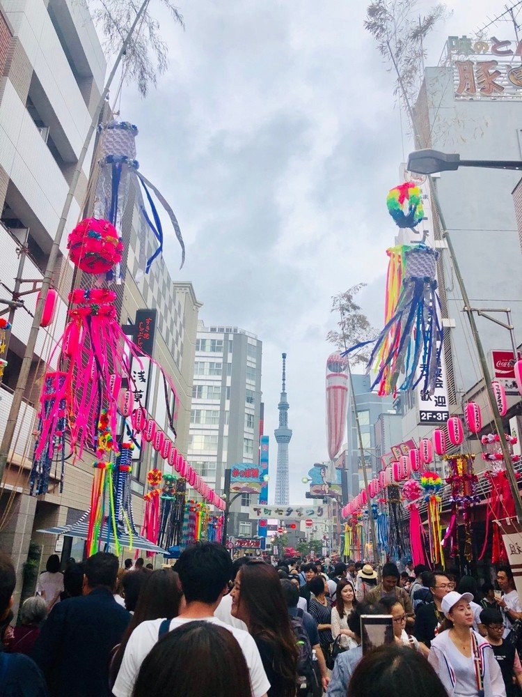 下町七夕まつり★
浅草の国際通りから上野に向かって
宿の前の通りで毎年開催されます。
七夕の飾りや屋台が沢山でて活気があります(^ ^)