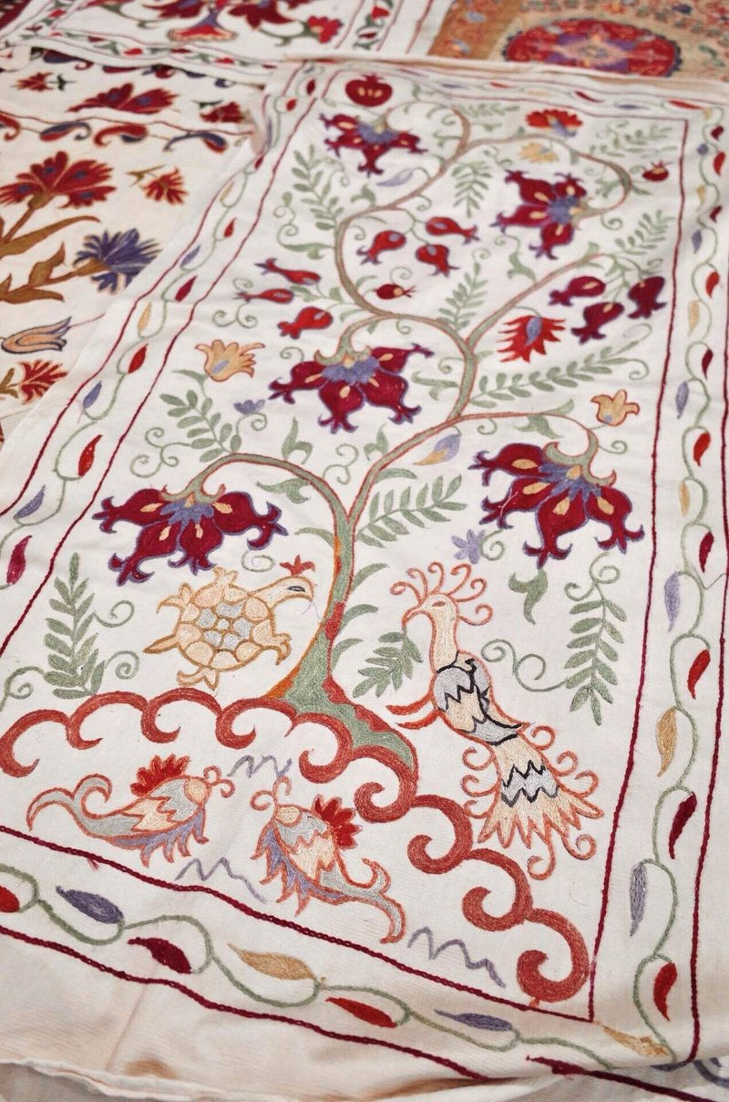 亀と鳥、木の柄の刺繍が施された布