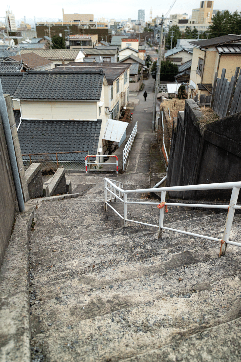 新潟市中央区。田中町の階段から眺める新潟の町。