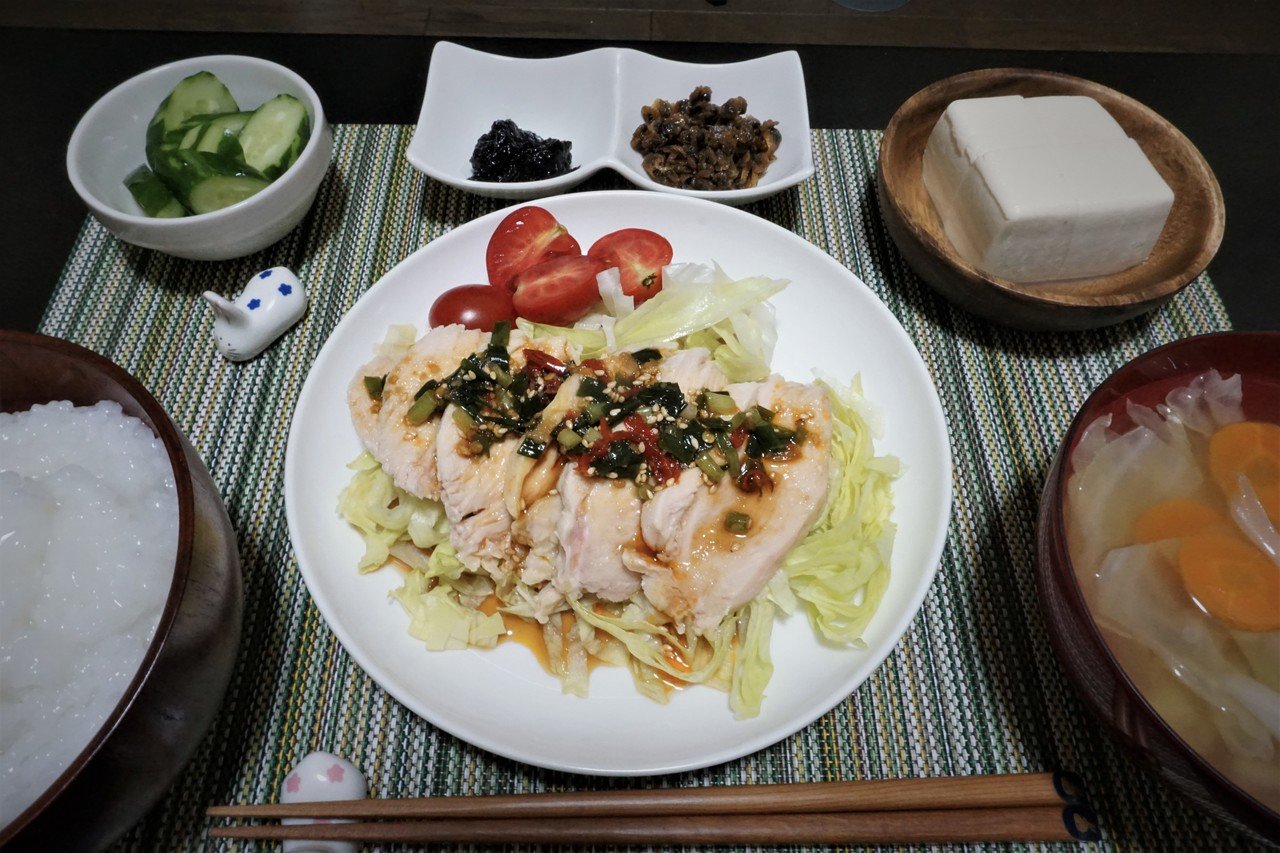 よだれ鶏だね 美味いし安いし簡単だし 無敵だね 今日も低温調理 冷蔵庫で一晩 塩麴に漬けた胸肉をビニール袋ごと鍋に入れる 沸騰したお湯 を注いで蓋をして1時間 温度調節も何もしない これでしっとり仕上がっ やまぐち修 Note よだれ鶏だね 美味いし安いし簡単だし 無敵だね 今日も低温調理 冷蔵庫で一晩 塩麴に漬けた胸肉をビニール袋ごと鍋に入れる 沸騰したお湯 を注いで蓋をして1時間 温度調節も何もしない これでしっとり仕上がっ やまぐち修 Note