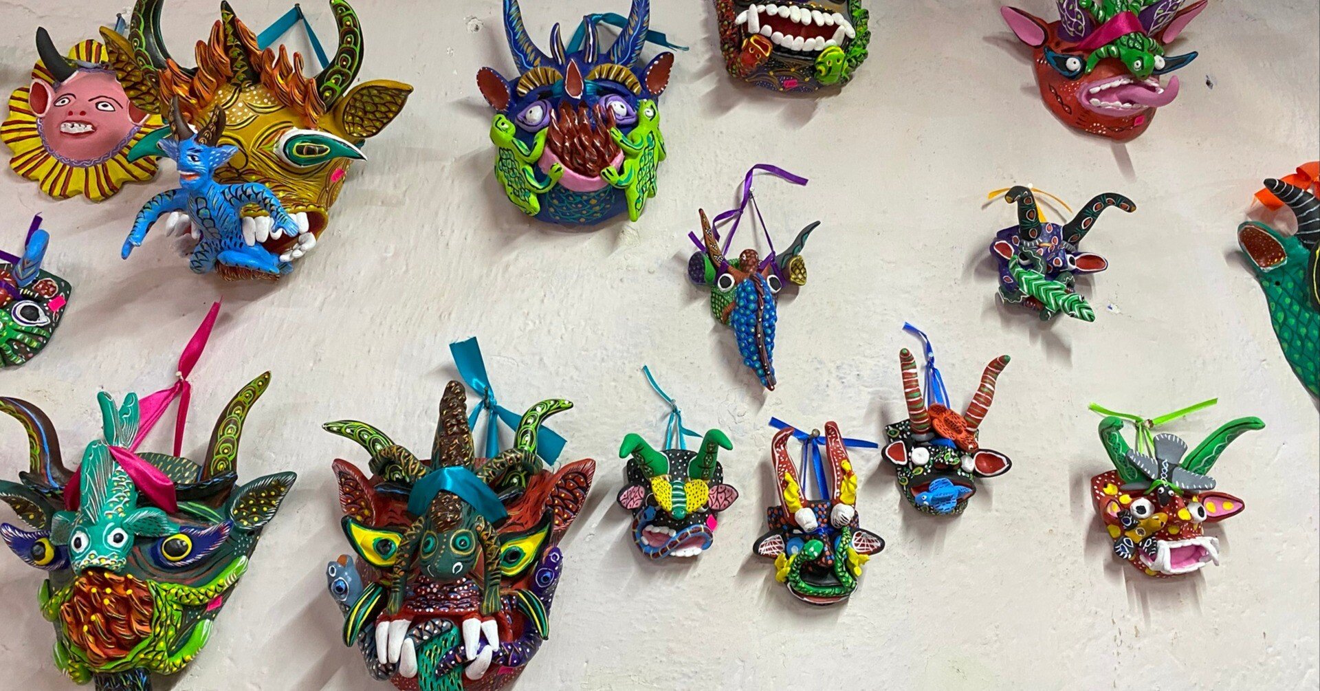 メキシコ、プレぺチャ文化のカラフルなアレブリヘス オブジェ｜河辺