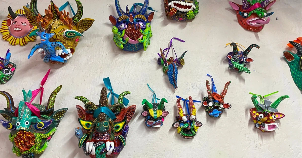 メキシコ、プレぺチャ文化のカラフルなアレブリヘス オブジェ｜河辺