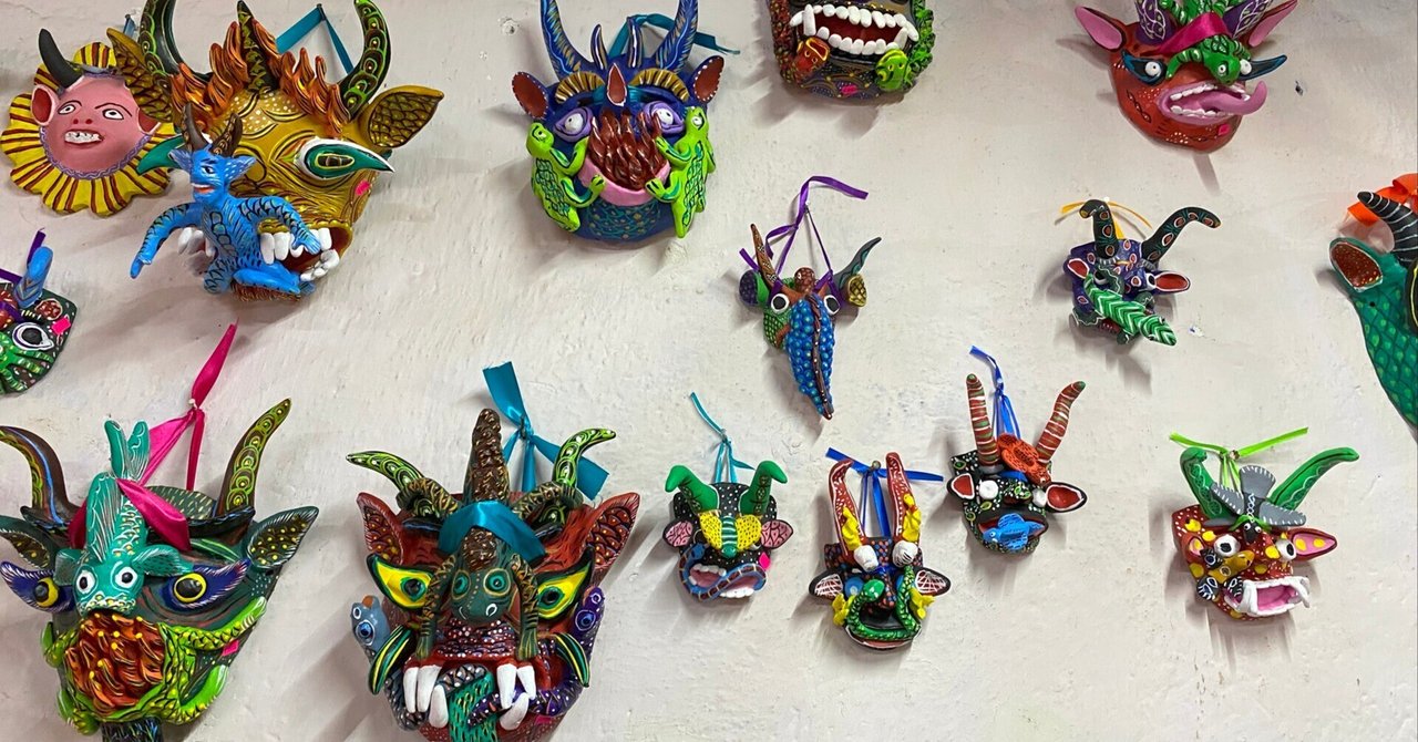メキシコ、プレぺチャ文化のカラフルなアレブリヘス オブジェ｜河辺