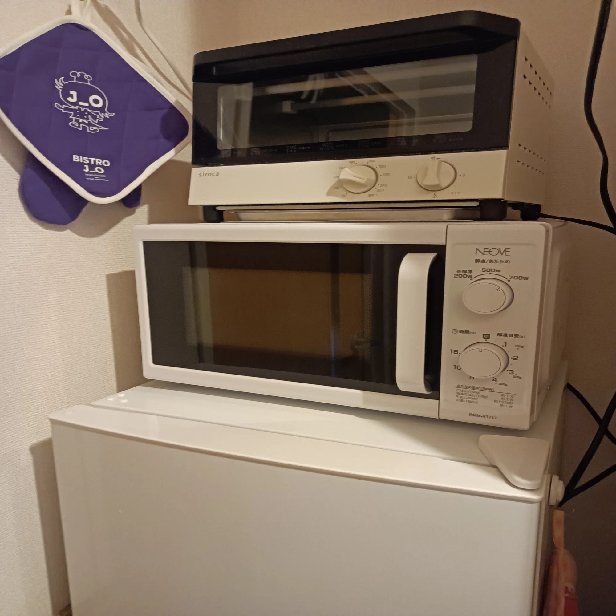 息子の部屋のオーブントースターは 備え付けの冷蔵庫と電子レンジの上 