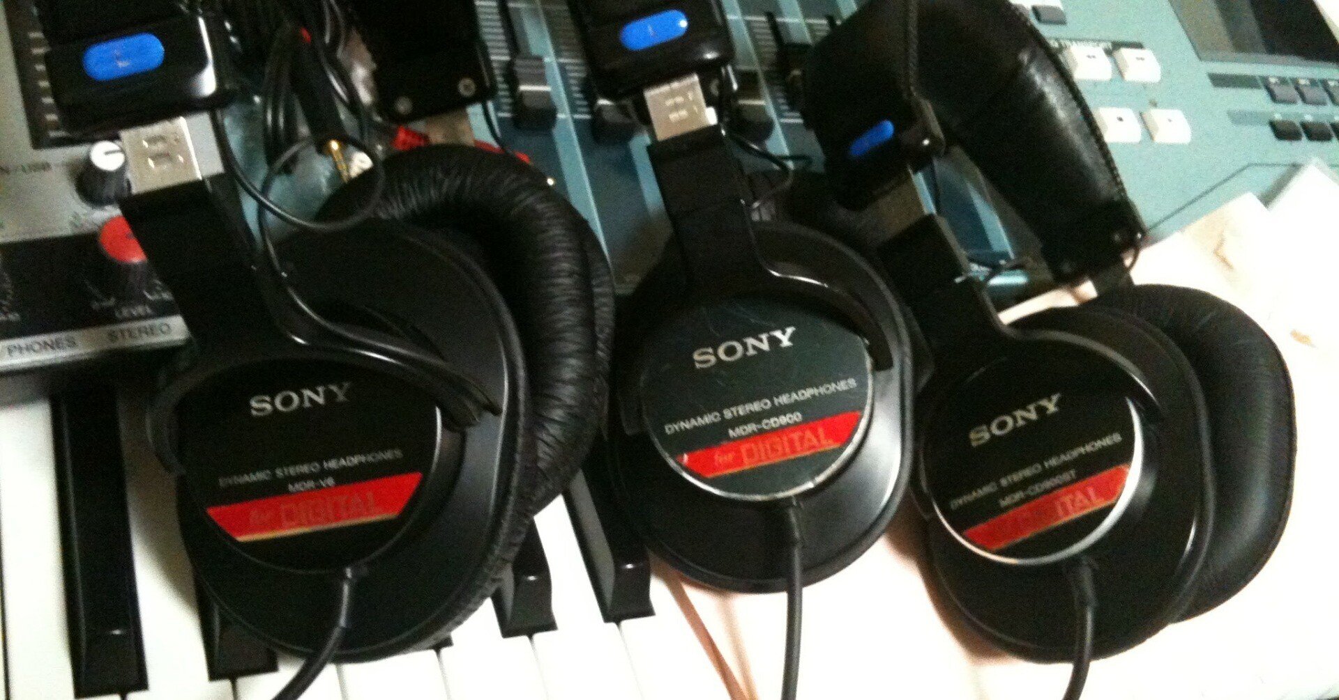 ソニーのロングセラーモニターヘッドホン「MDR-CD900ST」についての ソニーのロングセラーモニターヘッドホン「MDR-CD900ST」についての