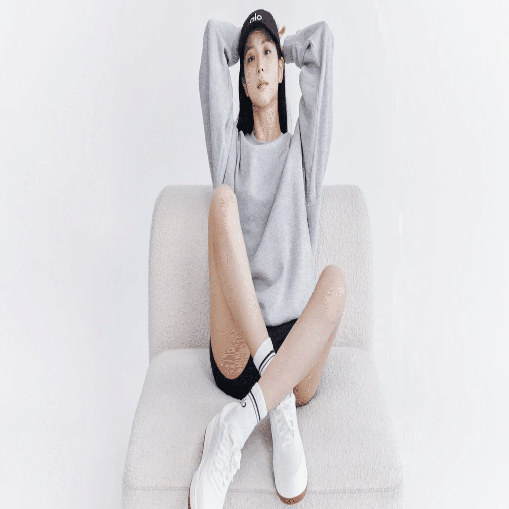 【1度着用のみ/美品】alo アロヨガ ホワイト ブラックラインヨガウエア 1度着用のみ/美品】alo アロヨガ ホワイト ブラックラインヨガウエア 1