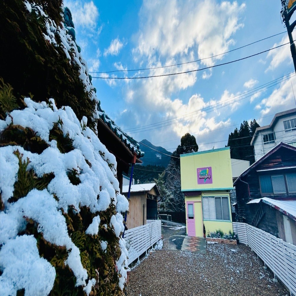 新年、初めての雪が降りました。｜浜松市佐久間町のフィフティーズな