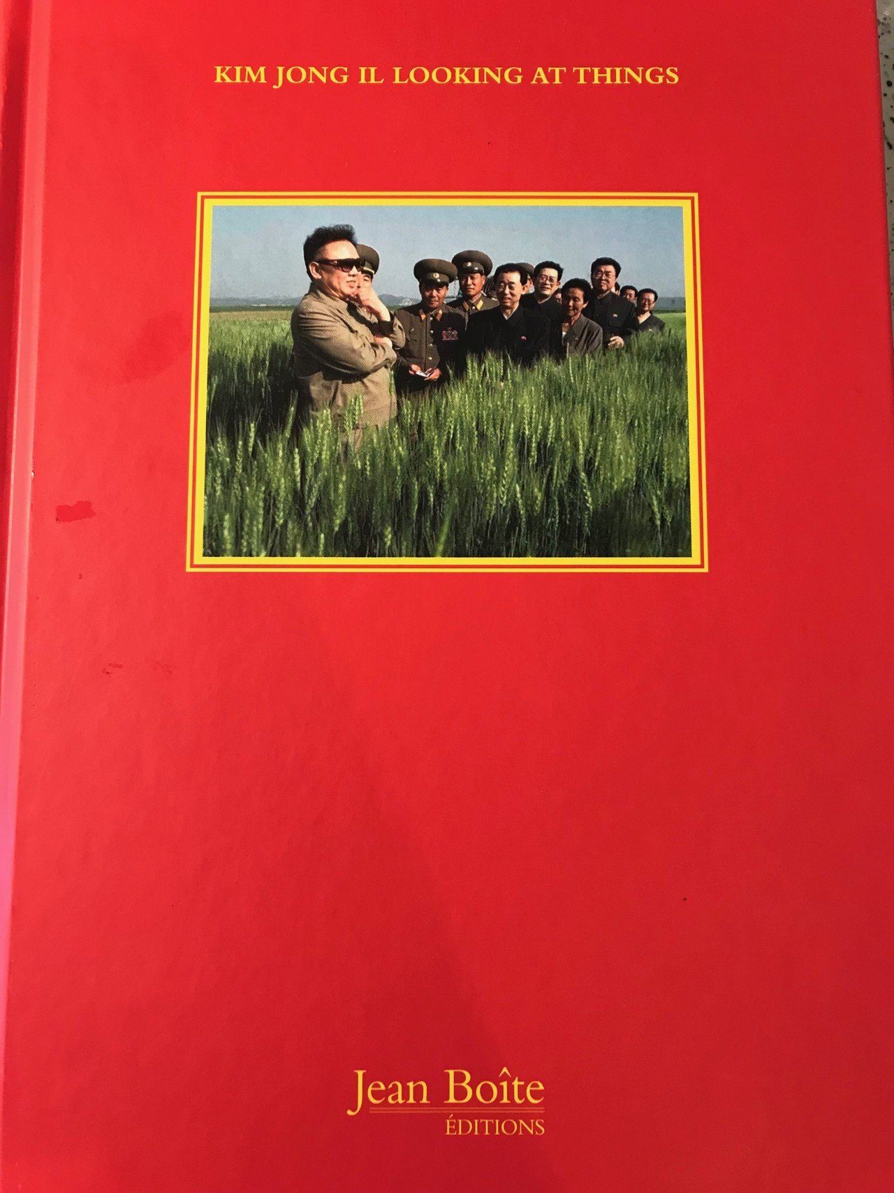 サングラスが「視線」を生産する −”Kim Jong Il Looking at Things