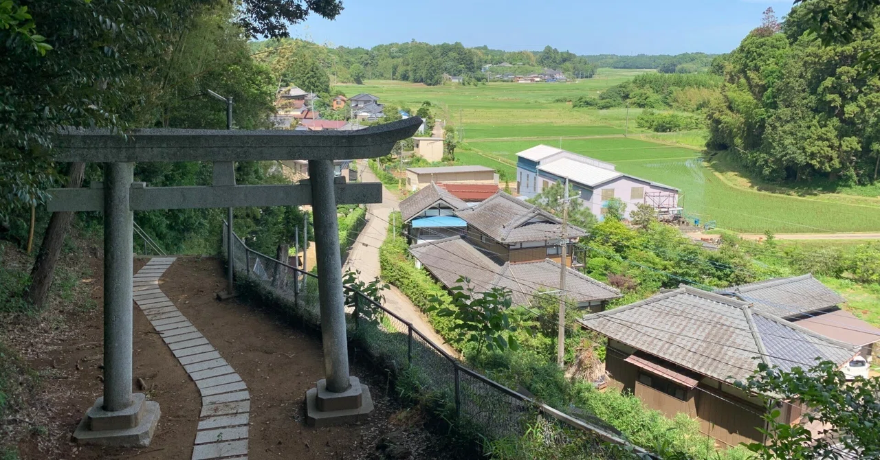多古町方田 集落を見下ろす神社|キャプテン村社