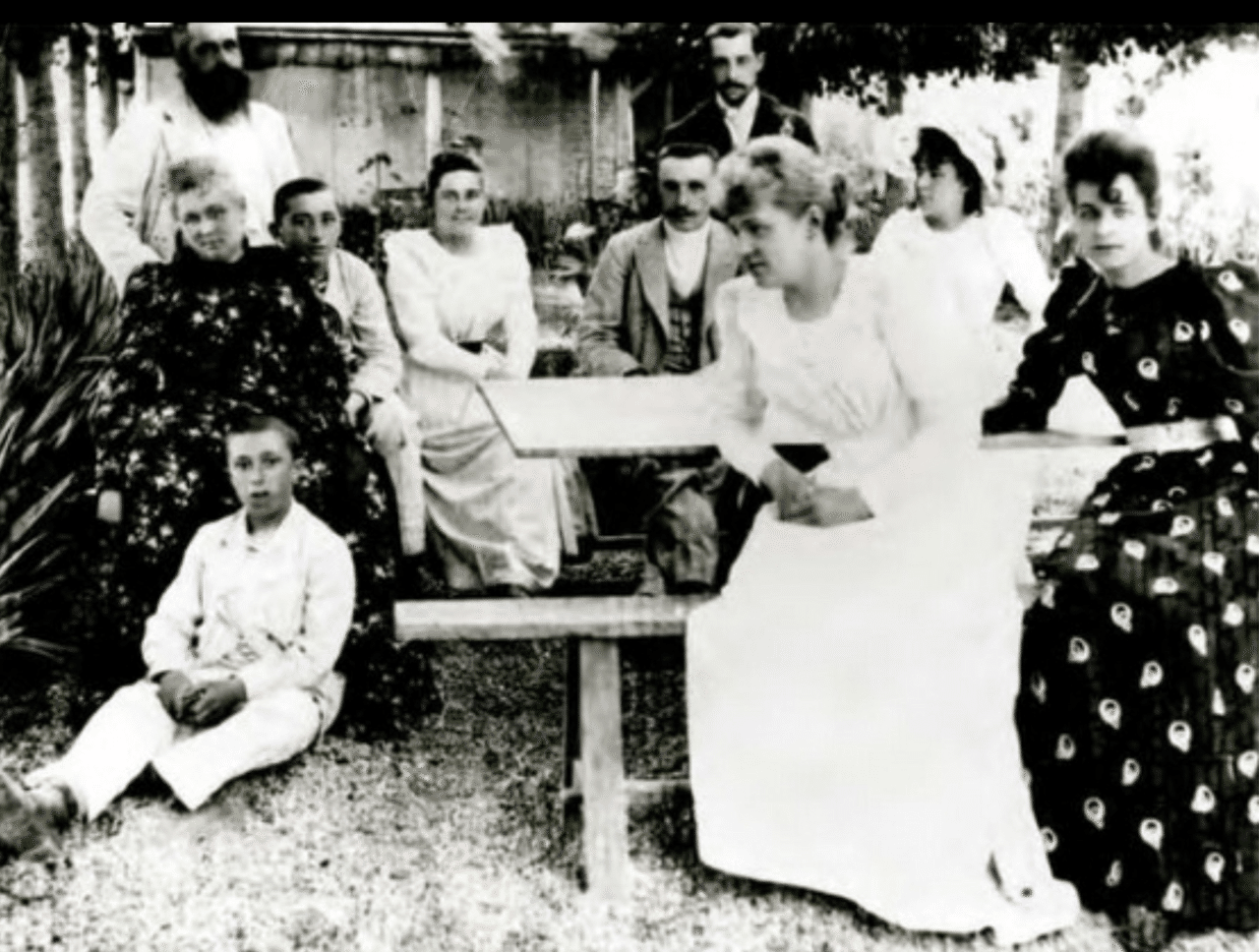 1880年ごろのモネとオシュデ一家。モネ（左奥）、アリス（その手前）、ミシェル・モネ（左手前）、ジャン＝ピエール（アリスの右後ろ）、ブランシュ（その右）、ジャン・モネ（その右）、ジャック（その後ろ）、マルト（その手前）、ジェルメーヌ（右後ろ）、シュザンヌ（右端）