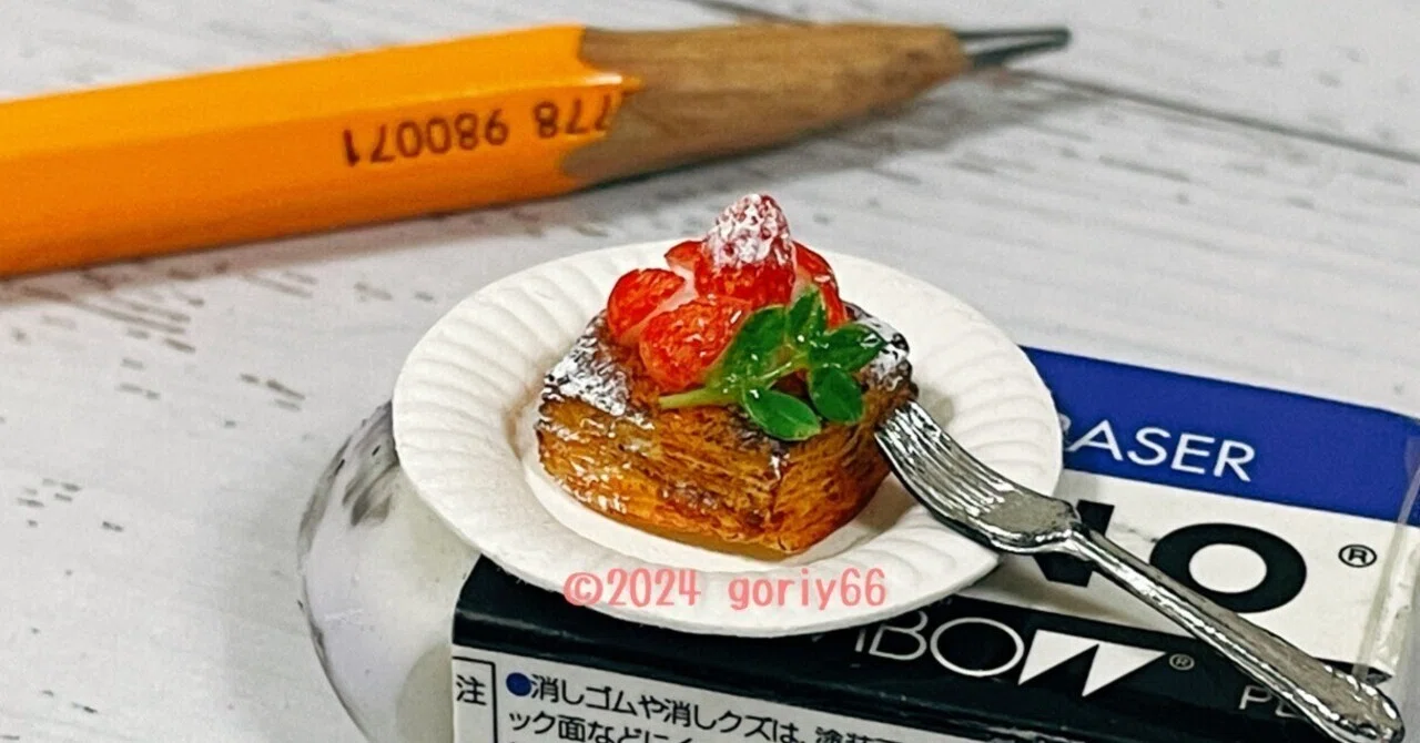 ミニチュア デニッシュ いちご 消しゴムの上のミニチュアイチゴデニッシュ🍓｜goriy66
