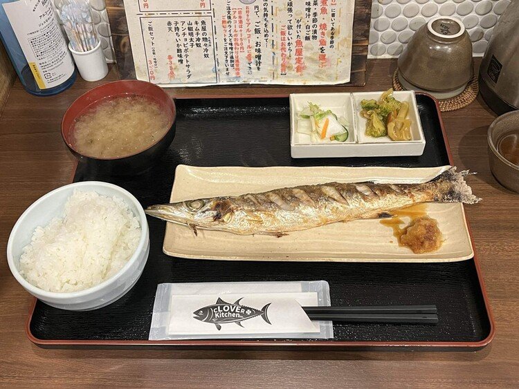 今日のお昼は立町の魚屋食堂 魚吉三平のカマスの塩焼き。皮に振りかけた塩がパリパリで美味かった。s.tabelog.com/hiroshima/A340…