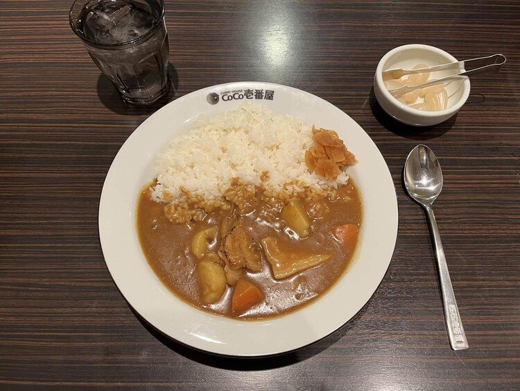 今日の夕食はCoCo壱西広島駅前店のグランド・マザー・カレーとらっきょう。数年ぶりに食べたけど、豚肉が硬いな。