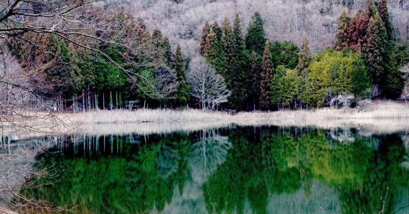 空と水の境界 :: 冬の四尾連湖 － 水明荘