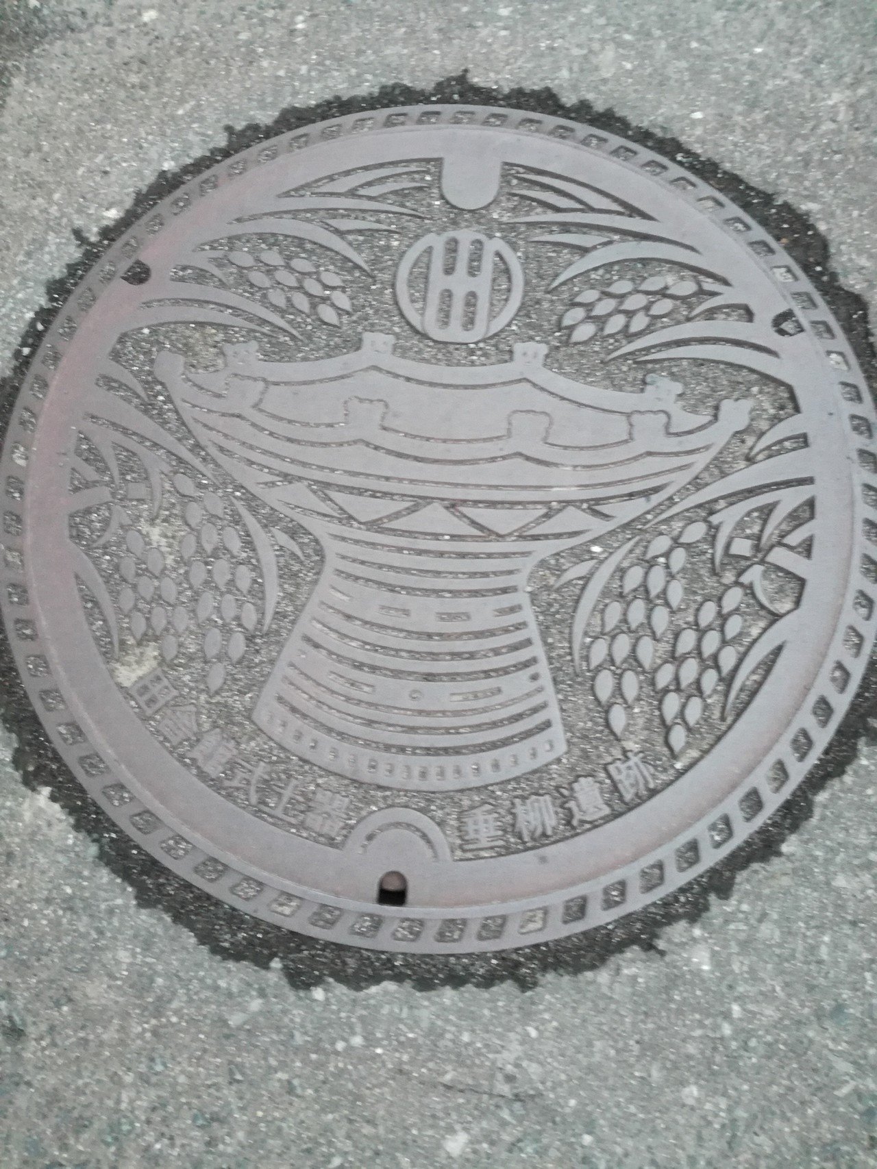 おはようドグ W 写真は 田んぼアートで有名な青森県田舎館村のマンホール ドグ 弥生土器好きにもマンホール好きにも応えた一品 縄文土器のマンホールがあったら 誰か教えて下さいドグ Switch 山田スイッチ Note